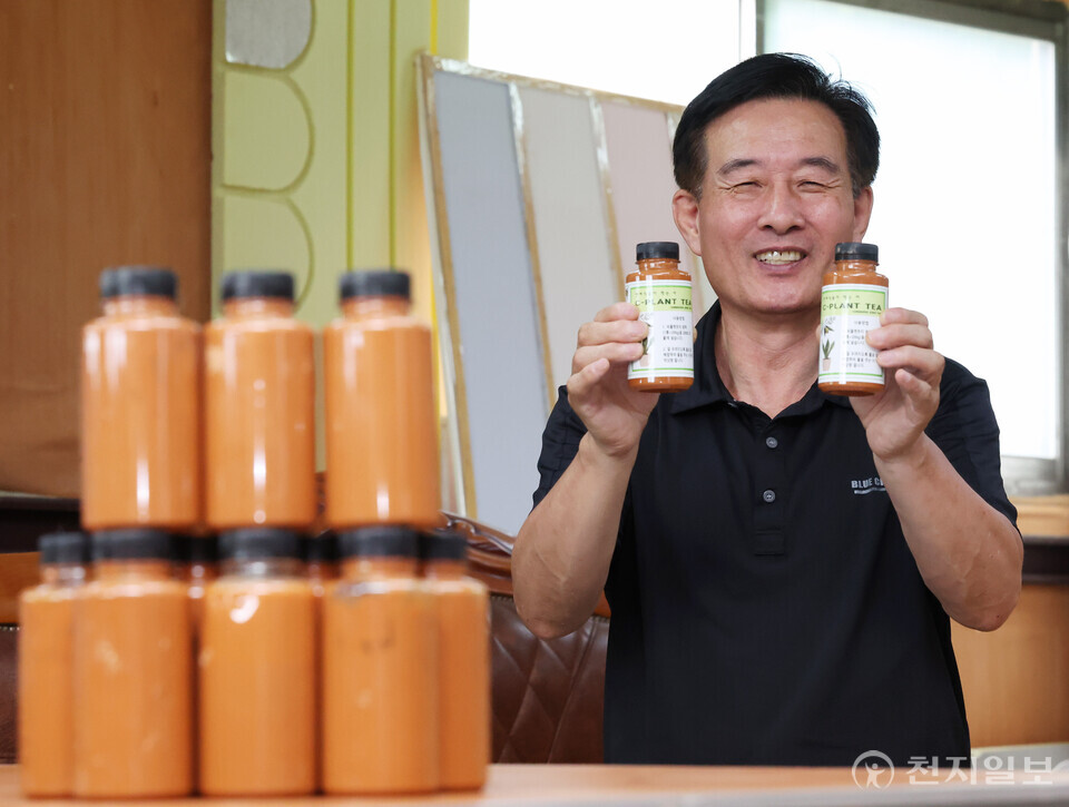 [천지일보=남승우 기자] 김인철 시티앤그린 대표와 황토 기술력을 녹여낸 ‘씨그린티’. 씨그린티는 물에 희석해 사용하는 소재로 농약도 비료도 아니지만 그 이상의 효과를 낸다. ⓒ천지일보 2023.08.02.