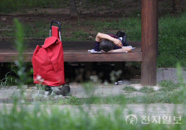 [천지일보=남승우 기자] 한낮 기온이 36도까지 오르며 전국 대부분이 폭염 경보가 발효된 1일 서울 영등포구 여의도공원에서 한 시민이 그늘에 누워 낮잠을 자고 있다. ⓒ천지일보 2023.08.01.
