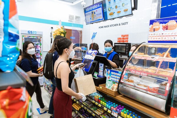 베트남 소비자들이 현지 가맹1호점인 GS25마스테리점을 이용하고 있다. (제공: GS리테일)
