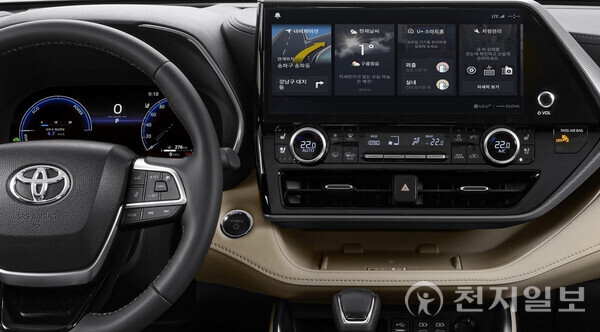 LG유플러스가 토요타의 7인승 SUV ‘하이랜더(HIGHLANDER)’에 U+Drive 기반의 ‘토요타 커넥트’를 탑재한다고 4일 밝혔다. 사진은 하이랜더에 탑재된 U+Drive. (제공: LG유플러스) ⓒ천지일보 2023.08.04.