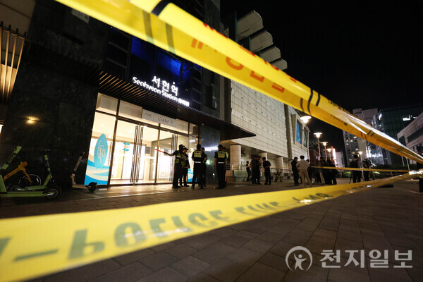 [천지일보=남승우 기자] 3일 오후 묻지 마 흉기 난동 사건이 발생한 경기 성남시 분당 서현역 AK플라자 백화점에서 경찰이 사건 현장을 통제하고 있다. ⓒ천지일보 2023.08.03.