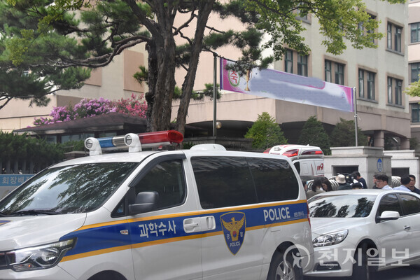 [천지일보 대전=김지현 기자] 4일 대전시 대덕구 한 고등학교에서 20대 후반 남성이 40대 교사를 흉기로 찌르는 사고가 발생했다. 신고받은 경찰이 출동한 모습. ⓒ천지일보 2023.08.04.