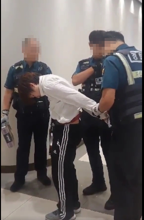 4일 오전 20대 남성 A씨가 서울 강남 고속버스터미널에서 흉기를 소지하고 배회하다가 체포됐다. (출처: 트위터 캡처)