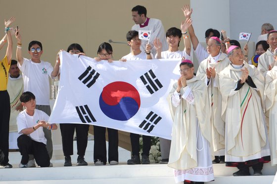 한국이 청년과 사제들이 6일 포르투갈에서 열린 가톨릭의 축제인 세계청년대회에서 차기 대회의 서울 개최를 기뻐하고 있다. (출처:AFP/연합뉴스)