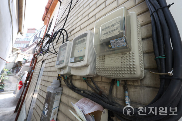 [천지일보=남승우 기자] 지난 16일부터 전기요금이 ㎾h당 8원, 가스요금이 MJ당 1.04원 인상됐다. 이에 따라 4인 가구의 한 달 전기·가스요금 부담은 총 7400원 증가할 것으로 예상된다. 사진은 20일 오후 서울 시내의 주택가에 설치된 전기계량기의 모습. ⓒ천지일보 2023.05.20.