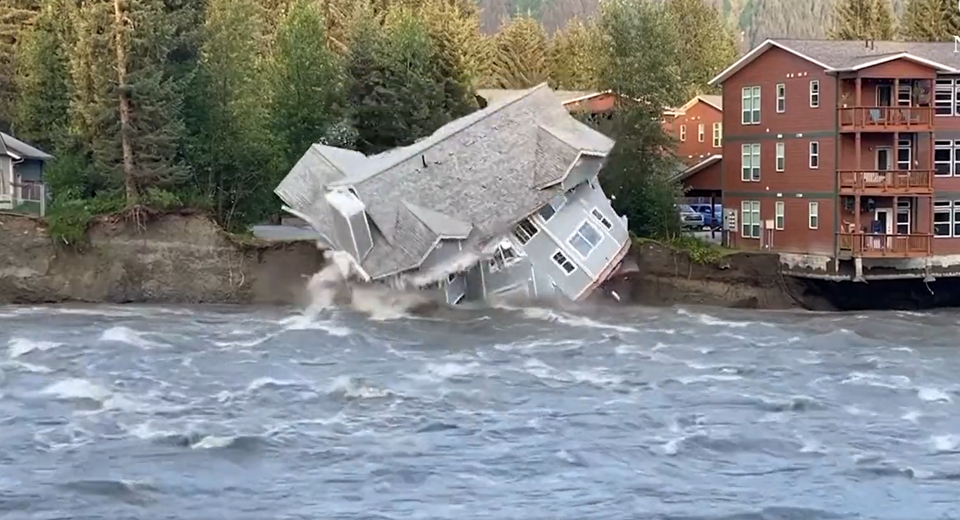 알래스카 주노에서 빙하가 녹아 홍수가 발생하면서 강가의 집이 붕괴되고 있다. (샘 놀란 트위터) 2023.08.07.