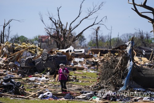 사진은 토네이도 피해를 입은 마을 (출처: AP, 연합뉴스)