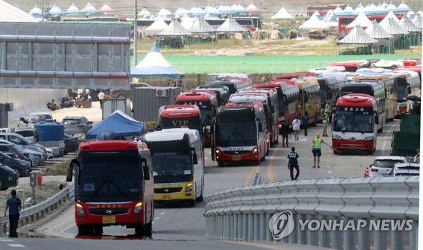 (부안=연합뉴스) 2023 새만금 세계스카우트 잼버리 대원들을 태운 버스가 8일 전북 부안군 잼버리 야영장을 떠나고 있다. 2023.8.8