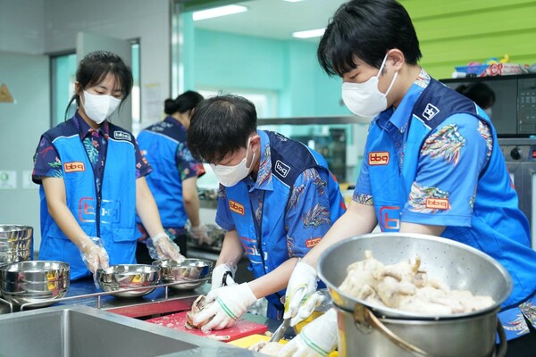 BBQ가 경기도 이천 성애원(아동보육원)에 방문해 삼계탕 나눔 봉사를 펼치고 있다. (제공: BBQ)