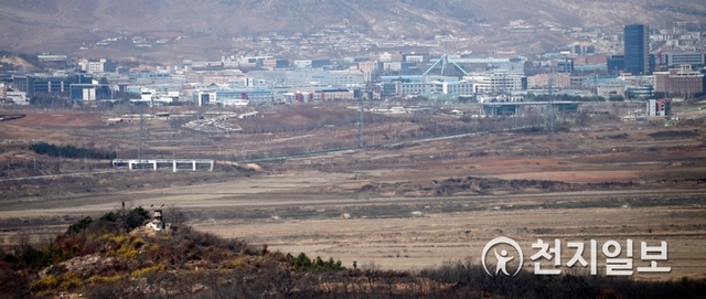 &nbsp;경기 파주시 문산읍 도라산 전망대에서 바라본 북한군 초소와 넘어로 개성공단이 보이고 있다.ⓒ천지일보 DB