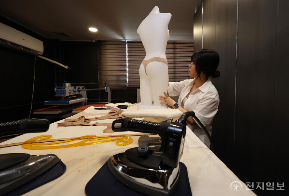 [천지일보=남승우 기자] 이현의 리플러츠 대표는 “1년 365일 입는 속옷이기 때문에 ‘편안한 착용감’을 최우선으로 했다”며 “초기에는 ‘패드 삽입이 어렵다’ ‘패드가 잘 빠진다’ 등 다양한 피드백이 나왔지만 이를 개선했고 오늘날은 입소문을 타고 찾는 사람들이 늘고 있다”고 설명했다. 사진은 인터뷰를 하고 있는 이 대표. ⓒ천지일보 2023.08.10.