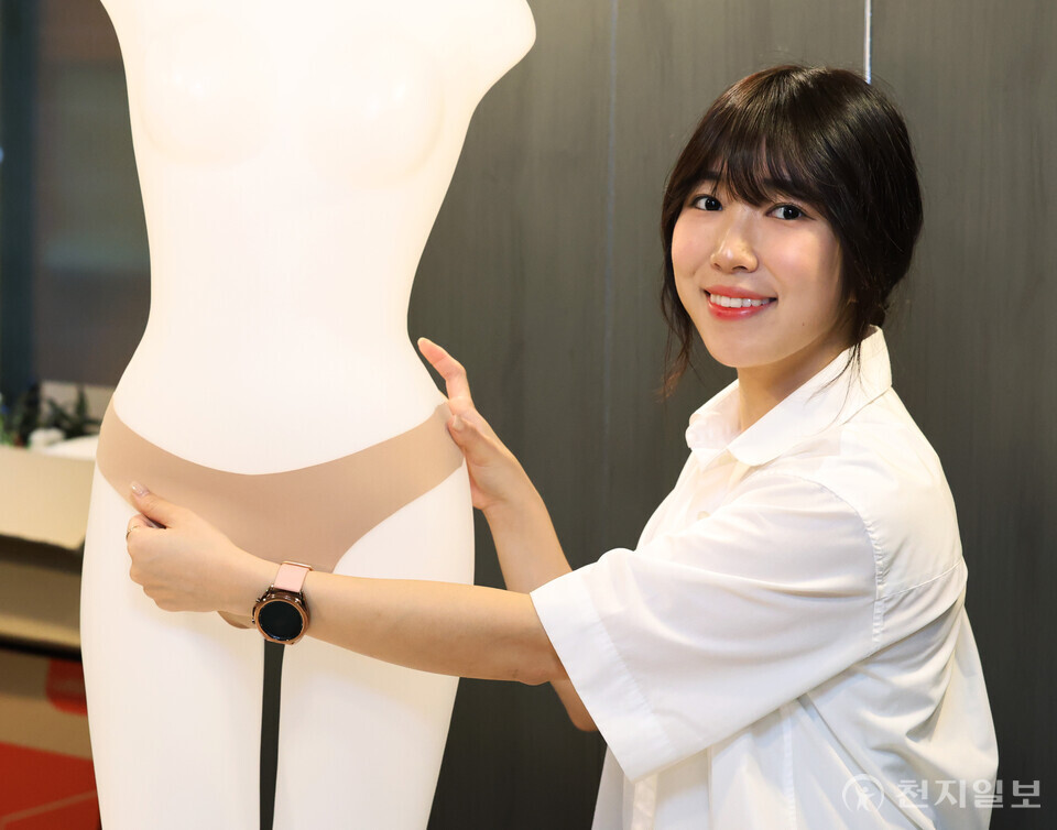 [천지일보=남승우 기자] 이현의 리플러츠 대표는 ‘스포츠 언더웨어와 일반 속옷의 차이’와 관련해 “일반 속옷을 입고 운동을 할 경우 땀이 차고 마찰 등으로 방해를 받는 경우가 많다”며 “특히 레깅스는 얇게 나오기 때문에 운동을 하다가 분비물이 새어나오는 일이 흔하고, 이를 예방하기 위해 스포츠 언더웨어를 착용하는 걸 권한다”고 말했다. 사진은 인터뷰를 하고 있는 이 대표. ⓒ천지일보 2023.08.10.