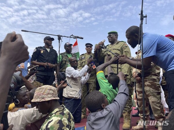 [니아메=AP/뉴시스] 니제르 군부 쿠데타 지도자인 모하메드 툼바 장군이 6일(현지시각) 수도 니아메에서 열린 친 쿠데타 집회에 참석해 연설하고 있다. 니제르 군부는 서아프리카경제공동체(ECOWAS)가 촉구했던 모하메드 바줌 대통령 복권 시한을 넘기면서 군사 개입 가능성이 대두되자 자국 영공을 폐쇄했다. 군부는 성명을 통해 