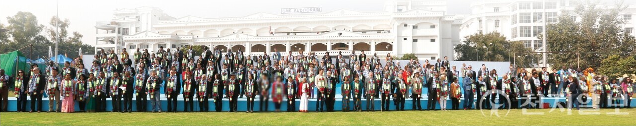 2014년 12월 13일 인도 시티몬테소리스쿨(CMS)에서 제15회 세계대법관회의가 열린 가운데 참석자들이 기념촬영을 하고 있다. CMS는 세계에서 가장 큰 학교로, 세계 최초로 유네스코 평화 교육상을 받은 곳이다. (제공: HWPL) ⓒ천지일보 2023.08.10.