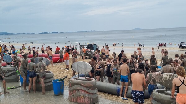 잼버리 대원들이 9일 충남 보령머드축제에서 더위를 식히며 물놀이를 즐기고 있다. (충남도 제공)