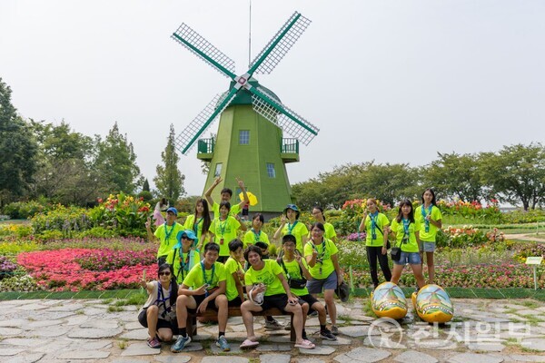대만 잼버리 대원들이 13일 순천만국가정원 네덜란드정원을 찾아 기념사진을 찍고 있다. (제공: 순천시) ⓒ천지일보 2023.08.13.