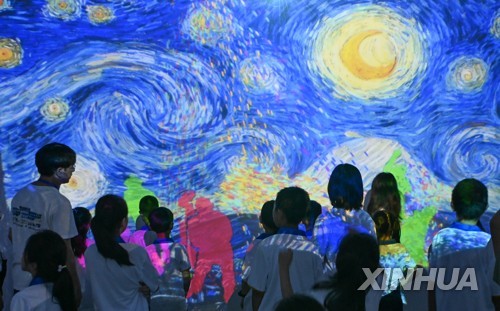 사진은 여름방학 맞아 중국 톈진 디지털아트뮤지엄에서 작품을 감상하는 학생들 (출처: 신화, 연합뉴스)