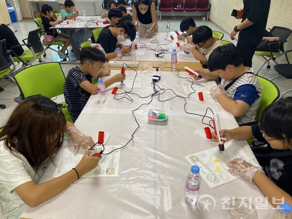 한국도로공사 내부 직원에게 제공해온 근로자지원프로그램(EAP)에 지역 아이들이 3D캔디펜을 이용해 체험 프로그램에 참여하고 있다. (제공: 한국도로공사) ⓒ천지일보 2023.08.14.