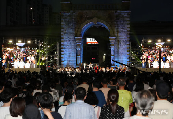 14일 오후 서울 서대문구 독립문 야외특설무대에서 열린 광복절 전야음악회에서 함신익 지휘자와 오케스트라 '심포니 송'이 '희망과 기쁨의 노래'라는 주제로 공연을 펼치고 있다. (출처: 뉴시스)