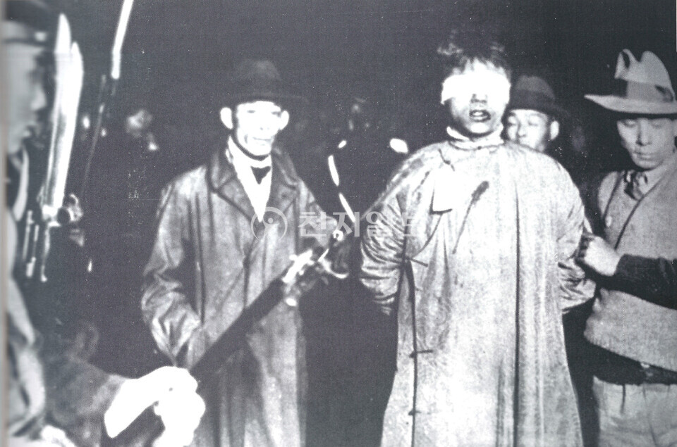 독립군이 추운 겨울 체포됐다. 일본군은 체포한 독립군의 두 손을 뒤로 묶고 눈을 가린 채 연행하고 있다(1935년). (제공: 정성길 기록사진연구가) ⓒ천지일보 2023.08.15.