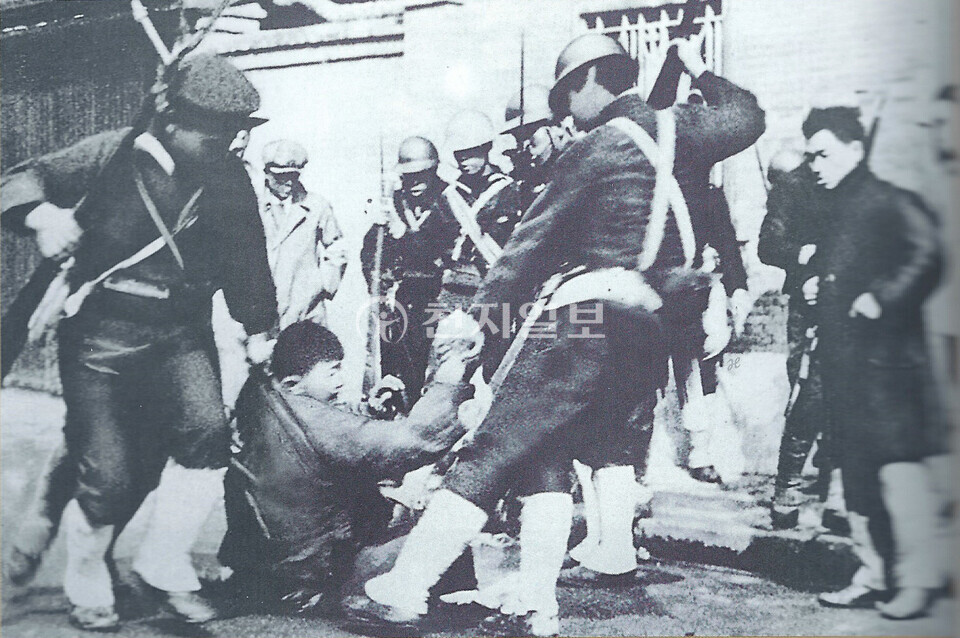 독립군이 일본군에게 체포되는 순간 다른 동료를 피신시키기 위해 시간을 끌며 소리치고 있는 모습이다. 신분을 숨기고 독립활동을 하고 있었으나 밀고한 자경단원(맨 오른쪽)에 의해 발각되고 만 것이다(1936년). (제공: 정성길 기록사진연구가) ⓒ천지일보 2023.08.15.