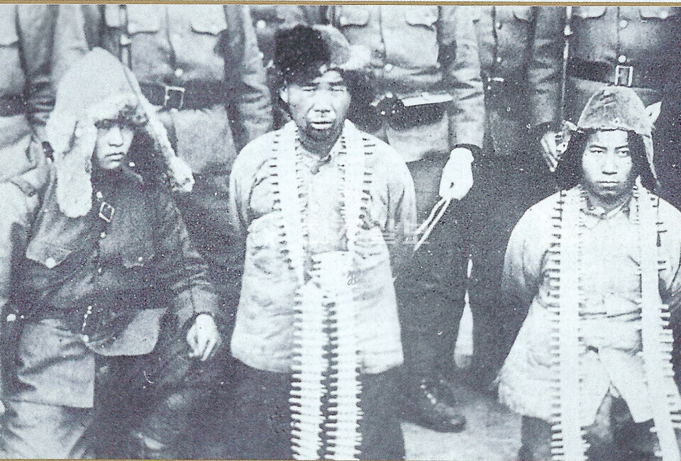 일본의 군수물자 운송을 방해하기 위해 일본군 초소를 습격한 독립군이 주범으로 체포됐다. 목에는 사용하던 탄약을 건 채 포박돼 있다(1938년). (제공: 정성길 기록사진연구가) ⓒ천지일보 2023.08.15.
