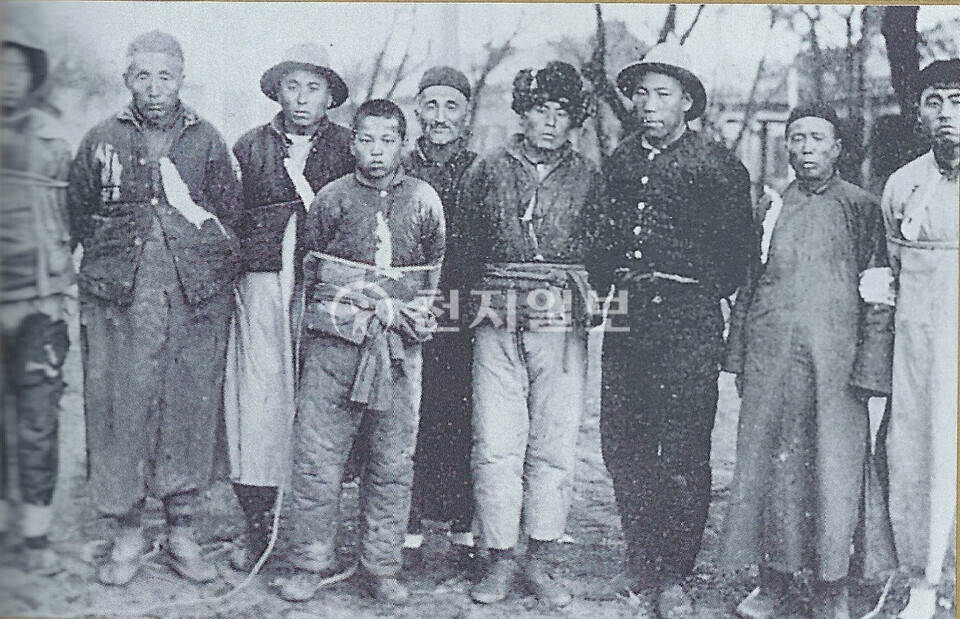 북간도에서 항일운동을 벌인 독립군이 체포돼 포박당한 모습이다. 이들은 모두 생매장으로 처형됐다(1938년). (제공: 정성길 기록사진연구가) ⓒ천지일보 2023.08.15.