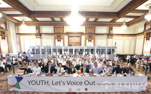 HWPL이 27차 평화순방 중인 2018년 5월 20일 루마니아국회의사당 이오르가 홀에서 ‘청년들이여, 목소리를 높이자’를 주제로 평화 세미나를 열었다. 이날 행사 참석자들이 기념촬영하는 모습. (제공: HWPL) ⓒ천지일보 2023.08.16.