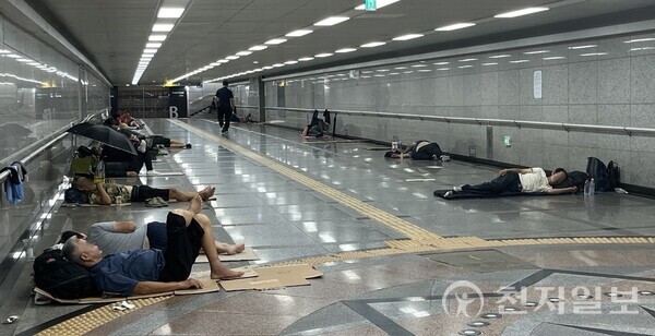 [천지일보=김민희 기자] 서울역 지하도에 노숙인들이 박스를 깔고 누워있다. ⓒ천지일보 2023.08.17.
