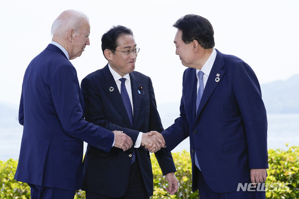 [히로시마=AP/뉴시스]지난 5월21일 일본 히로시마에서 조 바이든(왼쪽) 대통령이 지켜보는 가운데 기시다 후미오 일본 총리가 윤석열 대통령과 악수하고 있다. 2023.08.14.