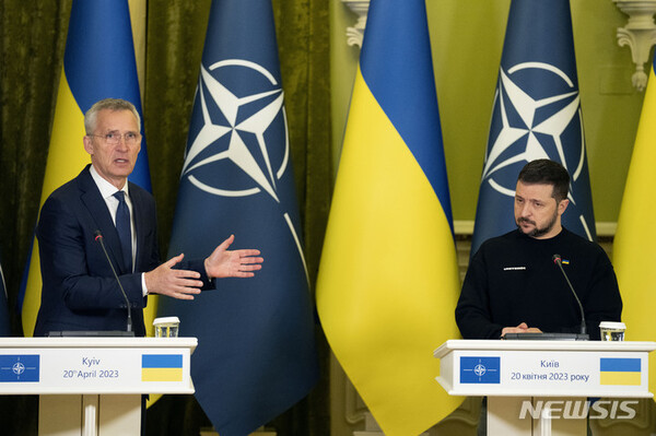 볼로디미르 젤렌스키 우크라이나 대통령(오른쪽)과 옌스 스톨텐베르그 나토(NATO) 사무총장이 20일(현지시간) 키이우에서 회담한 후 공동 기자회견을 하고 있다. 2023.04.20 (키이우/뉴시스)