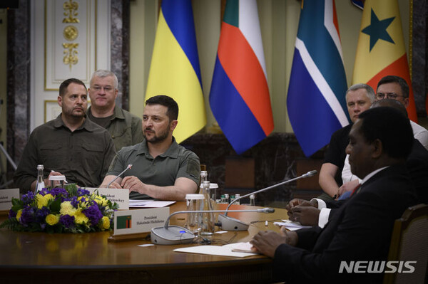 볼로디미르 젤렌스키 우크라이나 대통령과 아프리카 국가 정상들이 16일(현지시간) 우크라이나 키이우에서 회담을 진행하고 있다. (출처: 뉴시스)