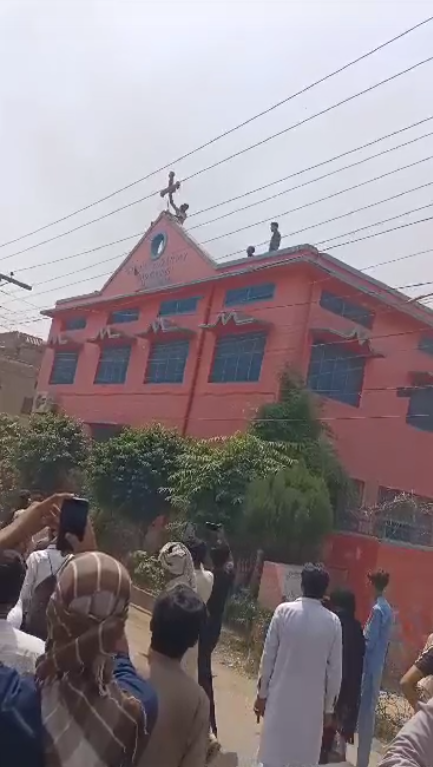 16일(현지시각) 파키스탄 파이살라바드 인근 자란왈라에서 무슬림들이 교회 십자가를 철거하고 있는 모습. (출처: 인스타그램)