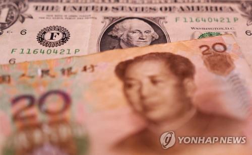 사진은 위안과 달러 지폐 (출처: 로이터 통신, 연합뉴스)