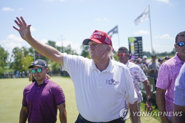 사진은 골프 대회서 지지자들에게 인사하는 트럼프 (출처: AP, 연합뉴스)