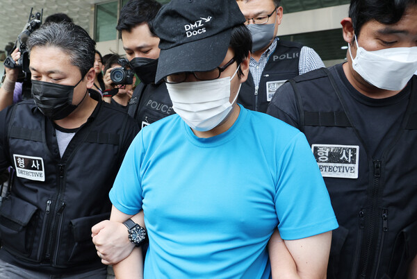 신림동 등산로 성폭행 사건의 피의자 최모씨가 19일 서울중앙지법에서 열리는 영장실질심사를 위해 관악경찰서를 나서고 있다. (출처: 연합뉴스)