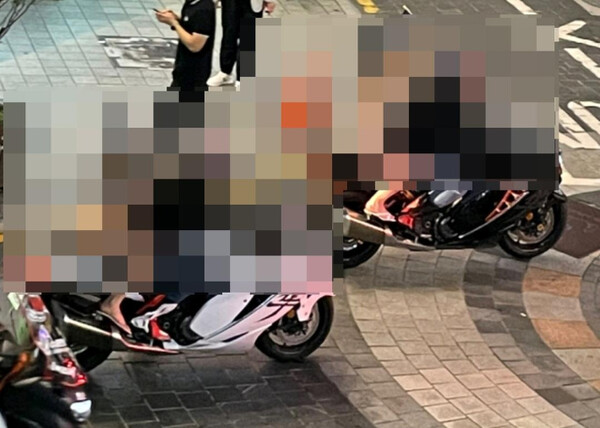 비키니 수영복 차림의 여성을 태운 오토바이들이 지나다니는 모습. (출처: 연합뉴스)