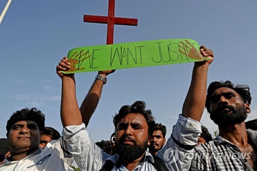 20일(현지시간) 파키스탄 기독교인들이 이슬라마바드에서 열린 파키스탄의 교회에 대한 공격을 규탄하는 시위에서 십자가와 현수막을 들고 있다. (출처: 연합뉴스)