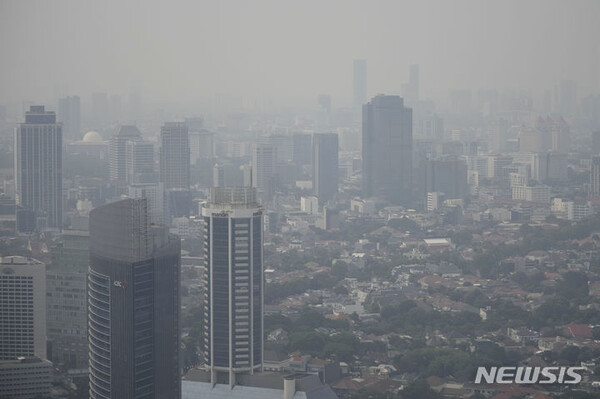 인도네시아 수도 자카르타의 상공이 지난 11일 시커먼 스모그로 뒤덮혀 있다. 조코 위도도 대통령의 기침이 그치지 않아 비난을 받고 있는 인도네시아 수도 자카르타의 끔찍한 대기오염을 완화시키기 위한 교통혼잡 감소를 목표로 자카르타시 일부 공무원들이 21일부터 재택근무를 시작했다.(출처: AP/뉴시스)