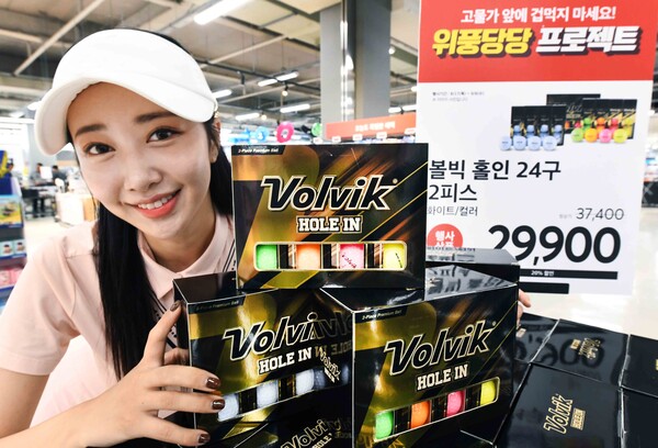 모델이 22일 서울 등촌동 ‘홈플러스 메가푸드마켓’ 강서점에서 볼빅 ‘홀인’ 골프공을 선보이고 있다. (제공: 홈플러스)