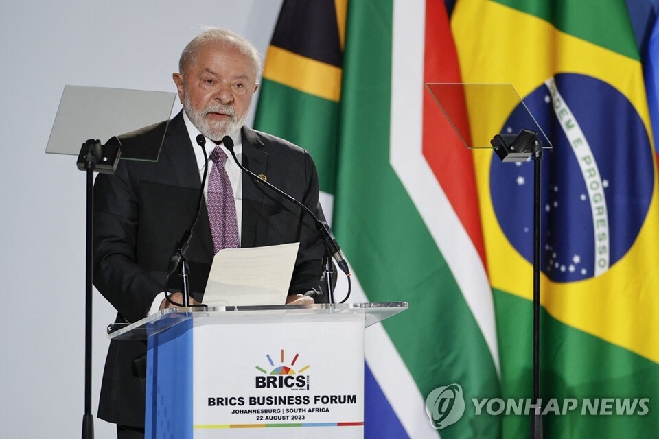 루이스 이나시우 룰라 다시우바 브라질 대통령이 22일(현지시간) 남아프리카공화국 요하네스버그 샌튼 컨벤션센터에서 열린 브릭스(BRICS) 정상회의에서 연설하고 있다. (AFP/연합뉴스) 2023.08.23.