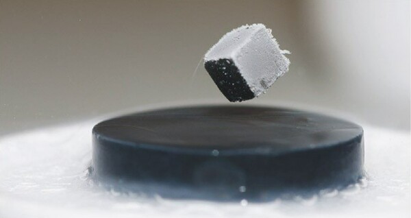 자성 물질의 정육면체가 초전도체 위에 떠 있다. (출처: 美 오크리지 국립연구소)