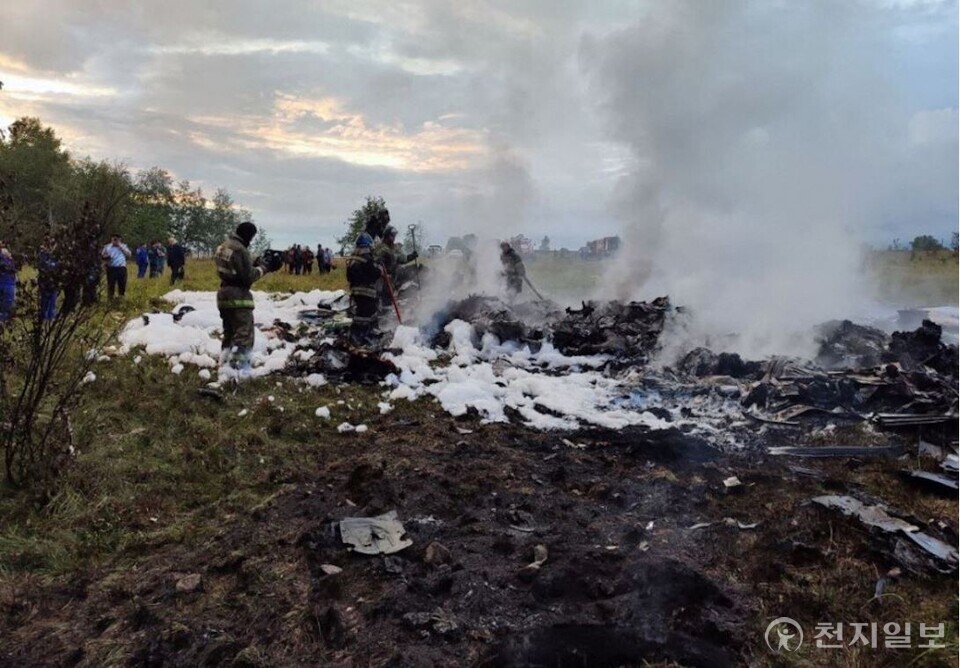 러시아 소방관들이 23일(현지시간) 티베르 지역에서 추락한 프리고진 대표의 항공기 잔해를 살피고 있다. (러시아 수사위원회)