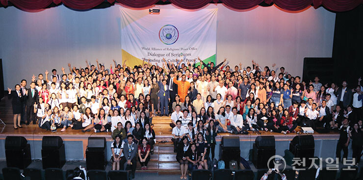 2018년 1월 26일 필리핀 마카티 대학교 행사에 참석한 종교 지도자 150여명과 1000여명의 청중이 필리핀 종교연합사무실의 발전을 축하했다. 사진은 기념촬영 모습. (제공: HWPL) ⓒ천지일보 2023.08.24.