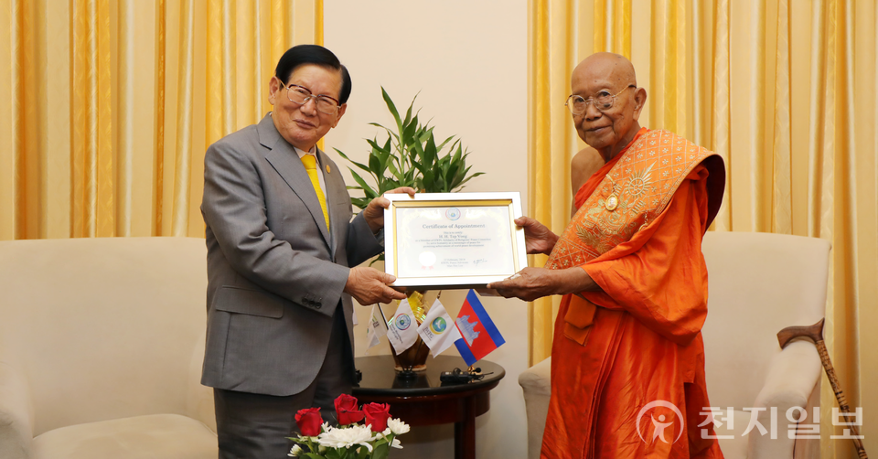 2019년 2월 22일 캄보디아나 호텔에서 이만희 HWPL 대표(왼쪽)와 캄보디아 불교 최고 지도자인 텝봉 승왕이 평화를 위해 협력할 것을 다짐하고 있다. (제공: HWPL) ⓒ천지일보