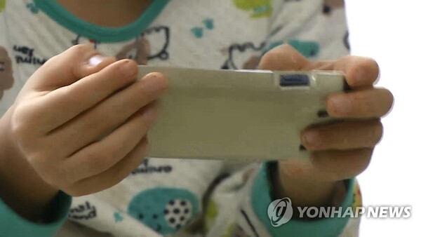 아이 스마트폰 사용. (출처: 연합뉴스)