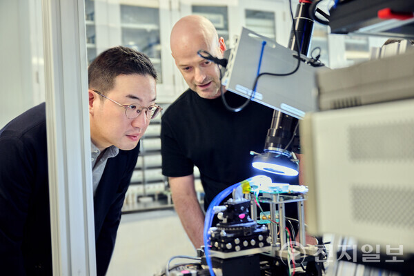 구광모 LG그룹 회장이 22일(현지시간) 캐나다 토론토 자나두 연구소에서 크리스티안 위드브룩 자나두 CEO와 함께 양자컴퓨팅 관련 실험 장비를 살펴보고 있다. (제공: ㈜LG) ⓒ천지일보 2023.08.24.