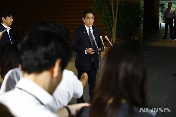오염수 관련 발표하는 기시다 日총리[도쿄=AP/뉴시스] 기시다 후미오 일본 총리가 22일 도쿄 총리공관에서 기자회견하고 있다. 기시다 총리는 이날 관료 회의 후 