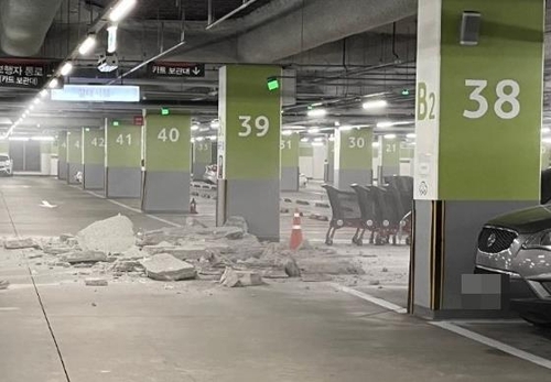 23일 오후 8시 30분쯤 인천 연수구 홈플러스 송도점 지하 2층 주차장 천장 부분이 무너져 내렸다. (출처: 온라인 커뮤니티 캡처)