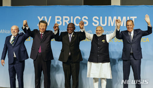 23일(현지시각) 남아프리카공화국 요하네스버그에서 열린 제15차 브릭스(BRICS, 브라질·러시아·인도·중국·남아공) 정상회의에 참석한 각국 정상이 기념 촬영을 하고 있다. 왼쪽부터 루이스 이나시우 룰라 다시우바 브라질 대통령, 시진핑 중국 국가주석, 시릴 라마포사 남아공 대통령, 나렌드라 모디 인도 총리, 세르게이 라브로프 러시아 외무장관. 2023.08.23. (출처: 뉴시스)